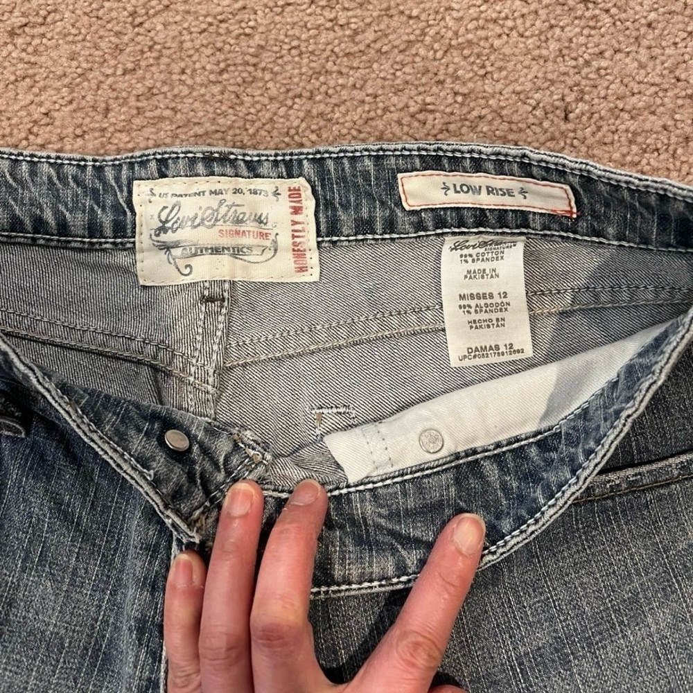 Authentic Trending LEVIS Low Rise Denim Bermuda Distressed Shorts - Picture 3 of 9